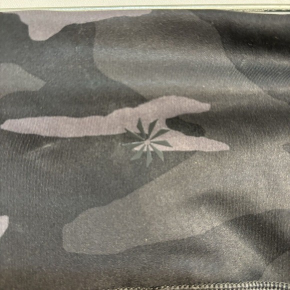 ATHLETA Ultimate Camo 7/8 Tight Women's‎ Size XS Gray/Black Camo Leggings - Picture 3 of 8